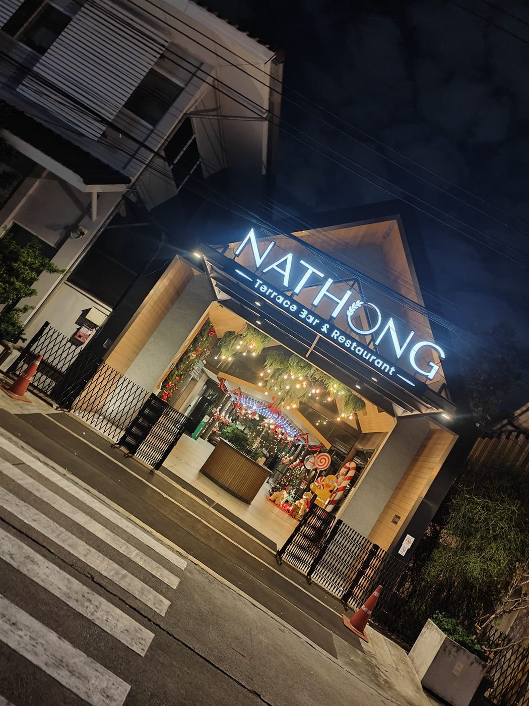 Nathong Terrasse Bar & Restaurant bei Nacht
